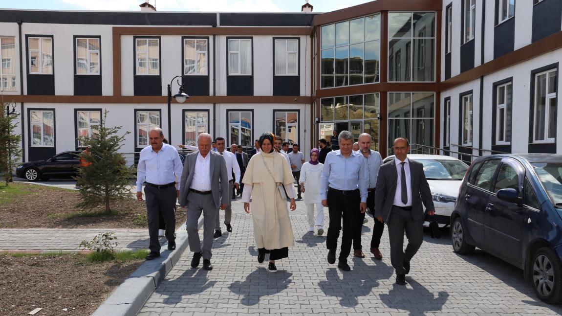Ankara Milletvekili Sayın Zeynep YILDIZ okulumuzu ziyaret ettiler.